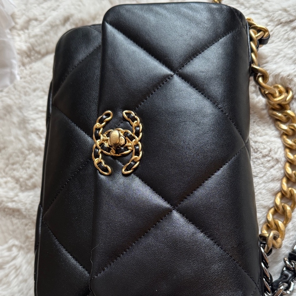 Chic Black Quilted Leather Bag - Picture 12 of 13